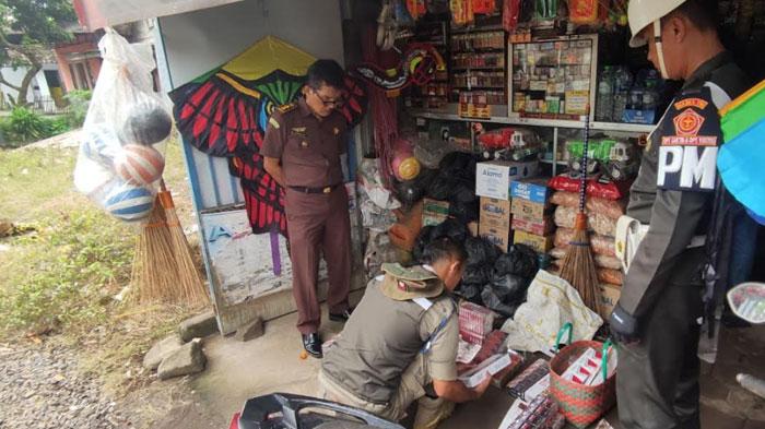 Satpol-PP-melakukan-razia-di-toko-penjual-rokok-ilegal-di-Jember.jpg
