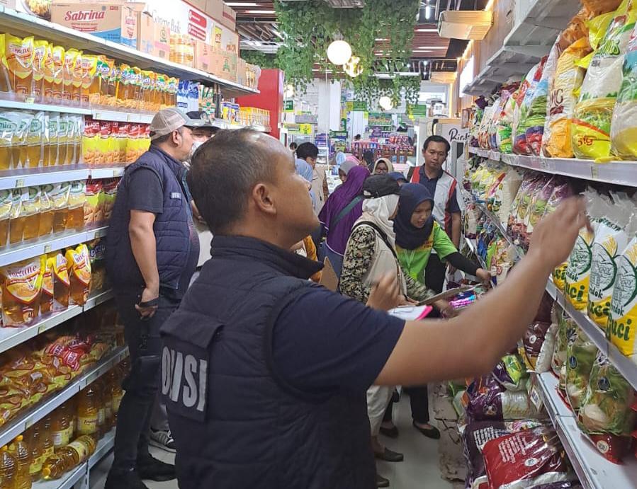 Sidak ke Pasar Modern Jelang Lebaran, Polres Kediri Pastikan Makanan dan Minuman Layak Konsumsi