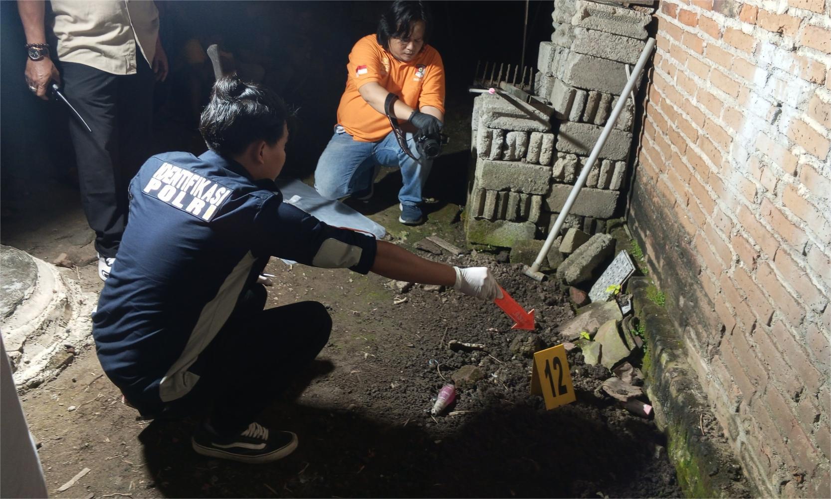 BREAKING NEWS: Polisi Tulungagung Gali Jenazah Bayi Terkubur di Samping Rumah Warga: Tak Dibungkus