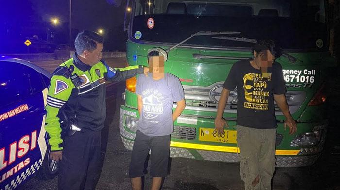 Polisi Curiga Kaca Truk di Tol Perak-Waru Mengembun, Pintu Mendadak Dibuka, Sopir dan Kernet Panik