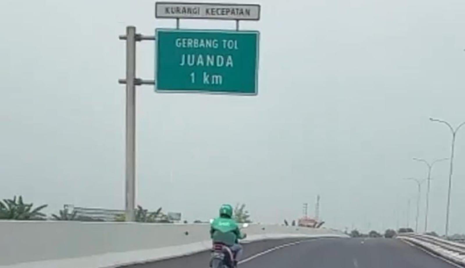 Viral Video Pemotor Ojol Emak-emak Melenggang di Tol Juanda, Ngakunya karena Tersesat