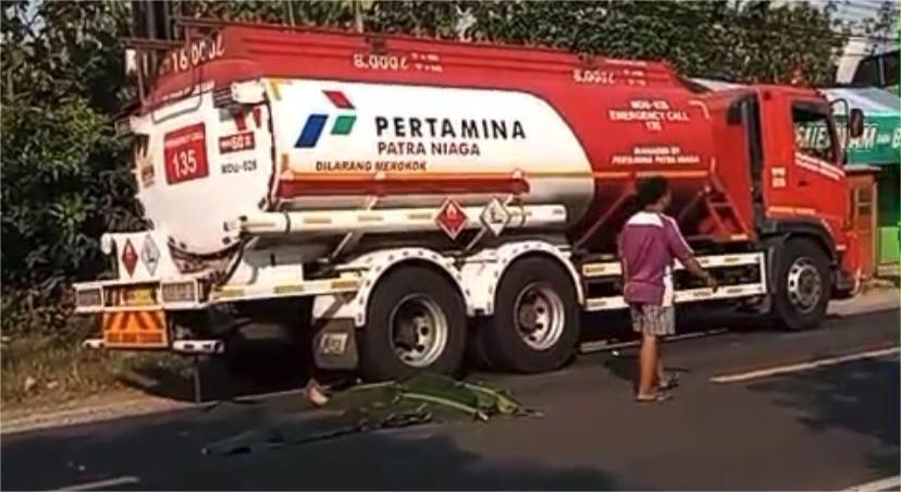 Kecelakaan di Ponorogo, Pemotor Perempuan Ditabrak Truk Pengangkut BBM, Tewas di Lokasi