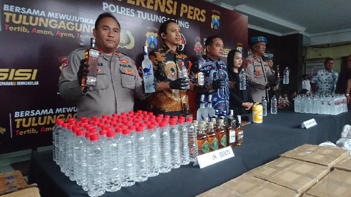Sebagian-barang-bukti-minuman-keras-dari-total-2641-botol-yang-disita-hasil-operasi-gabungan.jpg