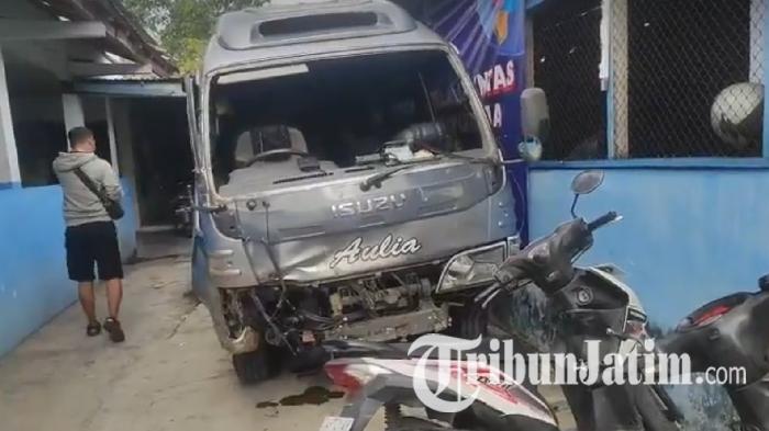 Sebuah-Mini-Bus-Isuzu-Elf-Nomor-Polisi-AG-7422-K-Mengalami-Kecelakaan-Lalu-Lintas-Laka-Lantas.jpg