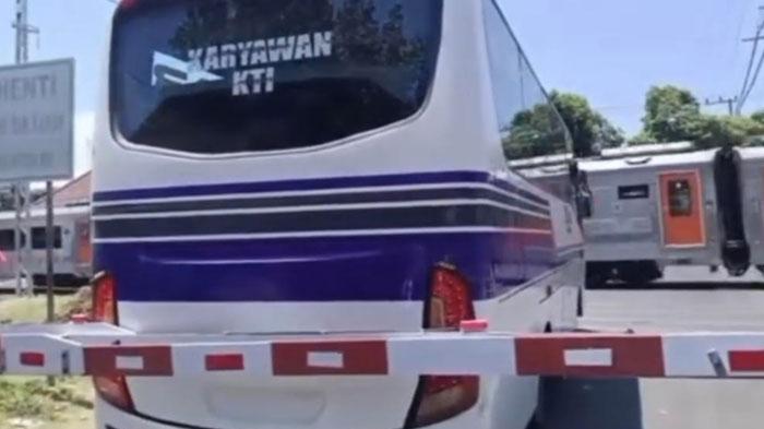 Sebuah-bus-karyawan-yang-sedang-menerobos-palang-pintu-kereta-api-di-Probolinggo.jpg