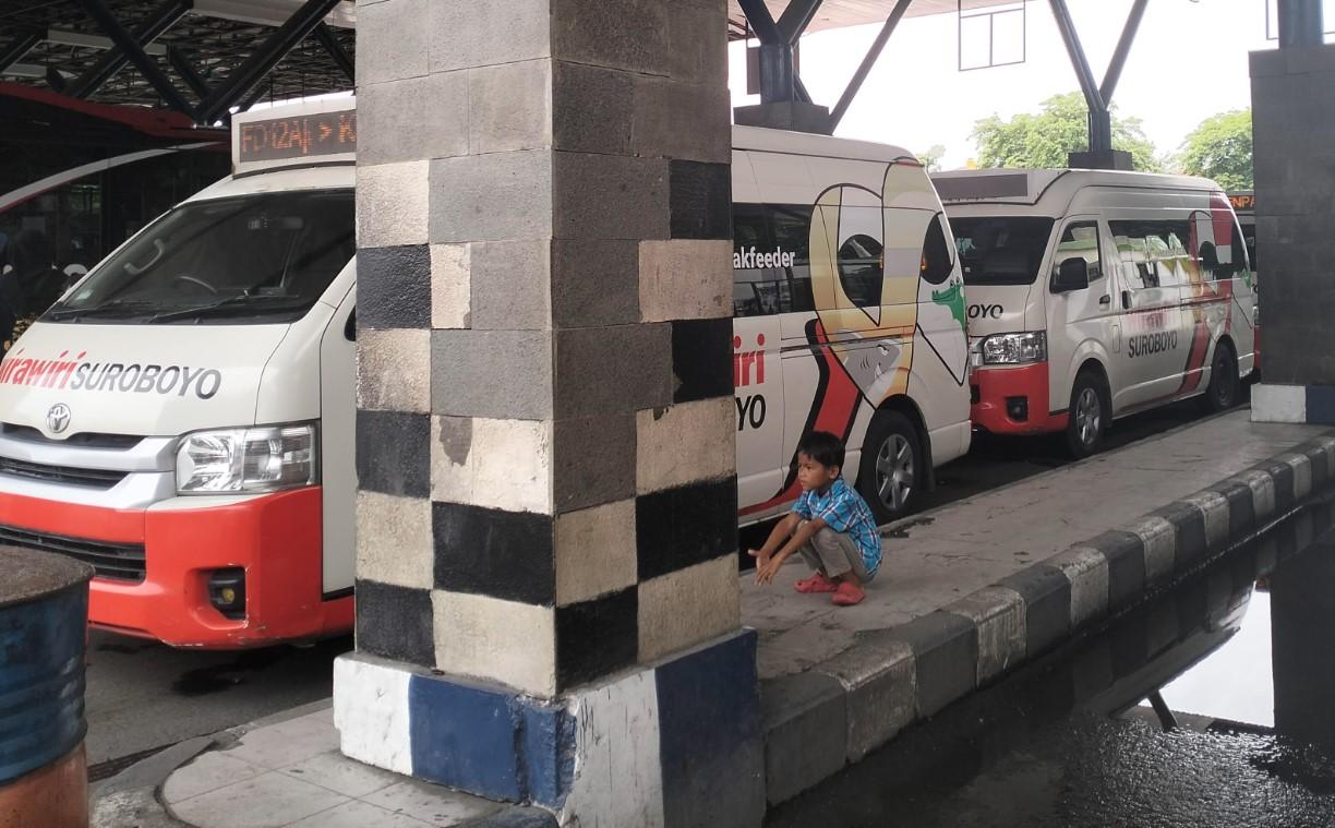 Sejumkah-armada-Wira-Wiri-rute-Purabaya-Kenjeran-saat-menunggu-jadwal-keberangkatan.jpg