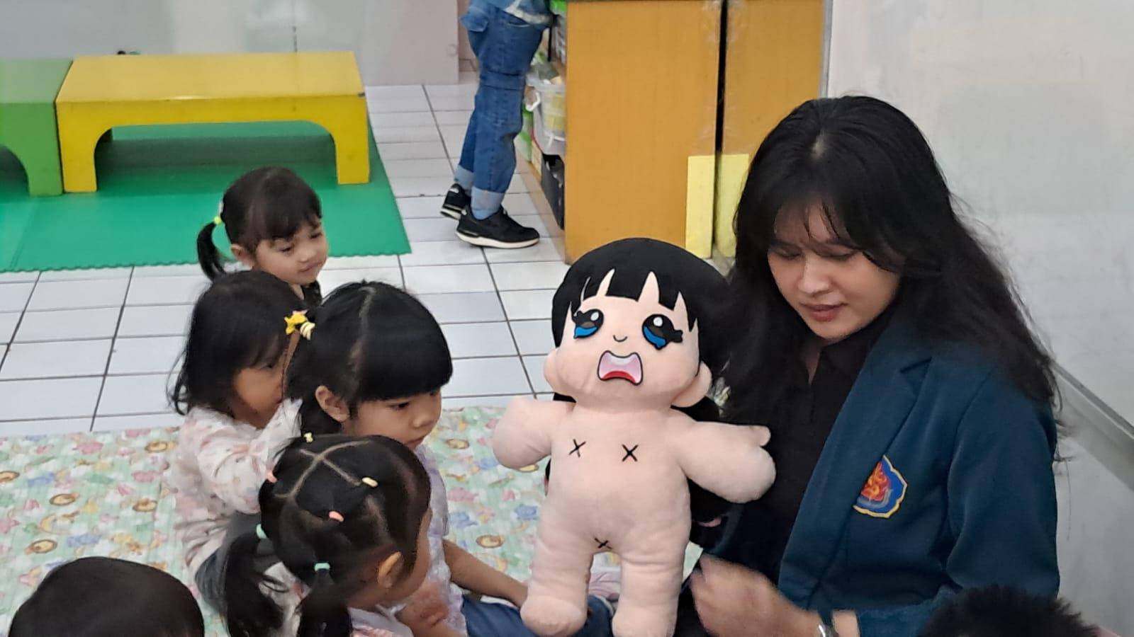 Sejumlah-anak-usia-dini-mengikuti-sesi-edukasi-seks-melalui-media-boneka-interaktif.jpg