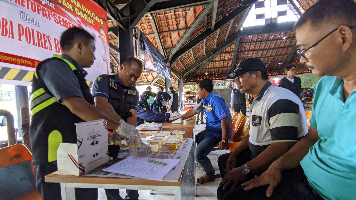 Sejumlah-awak-bus-ketika-menjalani-tes-urin-di-Terminal-Rajekwesi-Bojonegoro.jpg