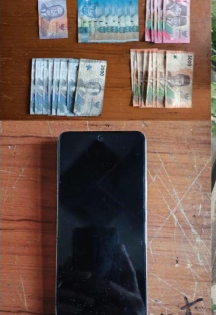 Asyik Main Judi Online di Warung, Pemuda Situbondo Langsung Dibekuk Polisi