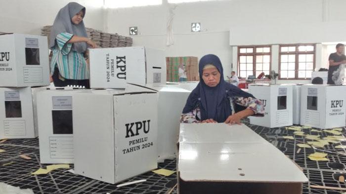 Antusiasme Emak-emak Jadi Perakit Kotak Suara Pemilu di KPU Madiun, Diupah Rp 700 Ribuan: Lumayan