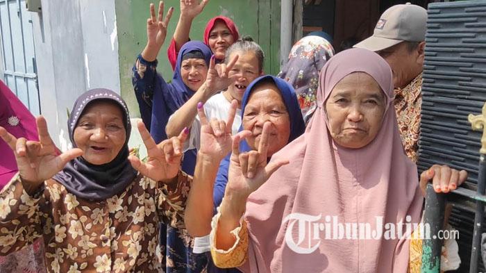 Sejumlah-emak-emak-mengacungkan-jari-metal-dukung-abah-anton.jpg
