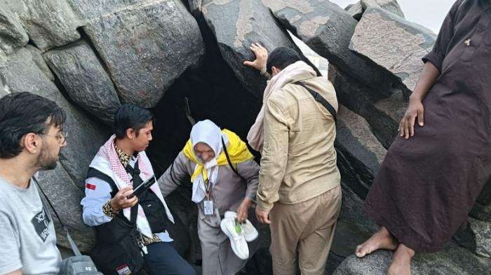 Sejumlah-jemaah-saat-mengunjungi-Gua-Hira-yang-berada-di-puncak-Jabal-Nur.jpg