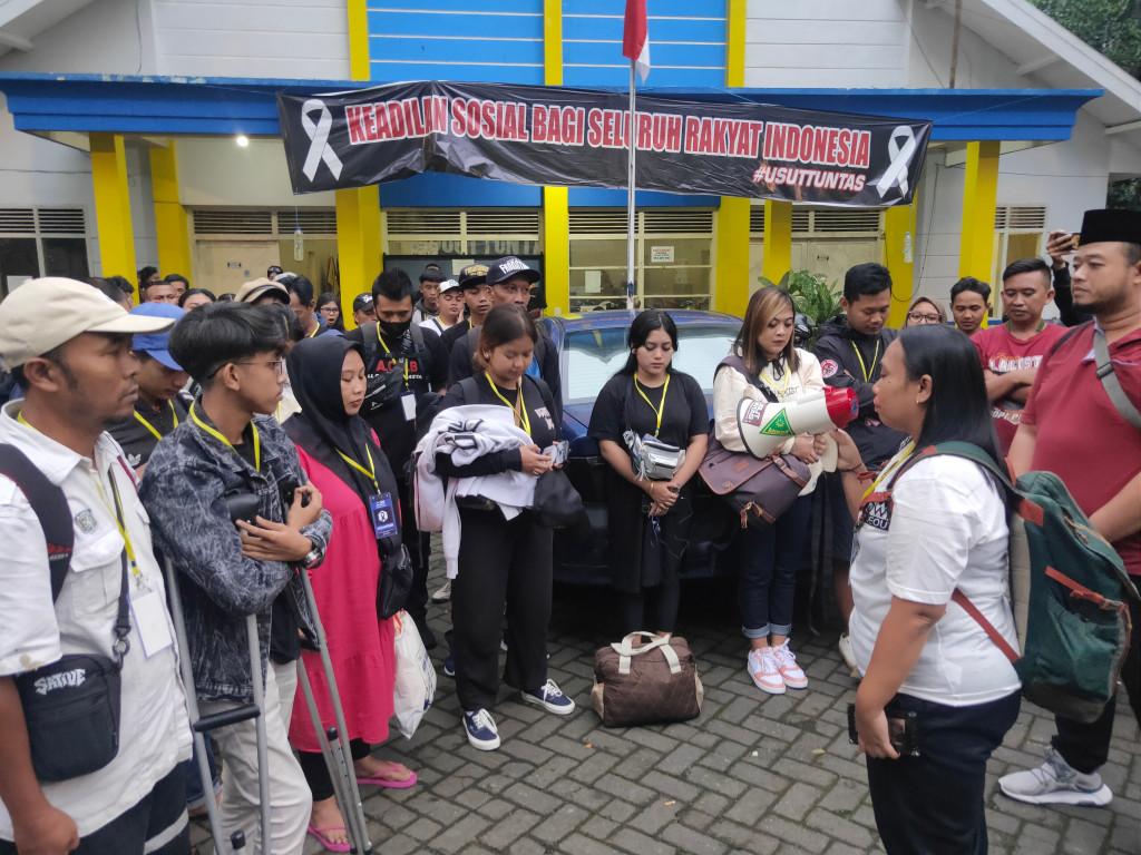 Sejumlah-korban-dan-keluarga-korban-tragedi-Kanjuruhan-bersama-Aremania.jpg