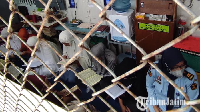 Sejumlah-napi-perempuan-sedang-tadarus-Alquran-di-blok-khusus-LP-Kelas-IIB-Blitar.jpg
