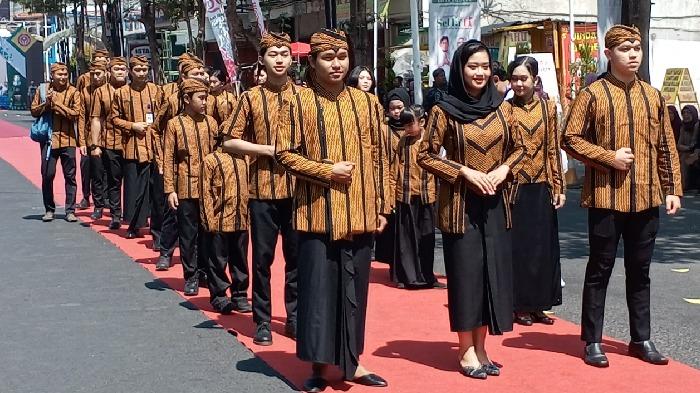 Sejumlah-orang-memperagakan-Batik-Lurik-Bhumi-Ngrowo.jpg