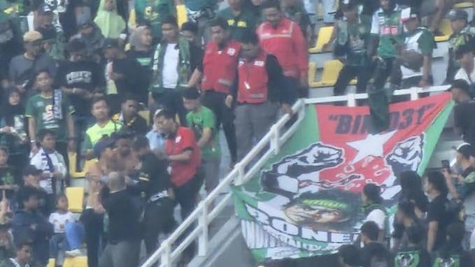 Sejumlah-orang-mengevakuasi-korban-untuk-dilarikan-ke-rumah-sakit.jpg