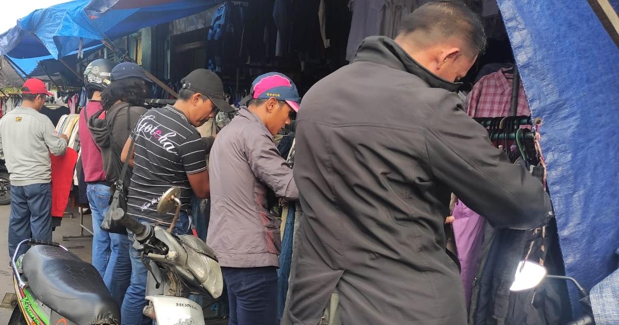 Sejumlah-orang-sibuk-memilih-pakaian-bekas-di-Gembong.jpg