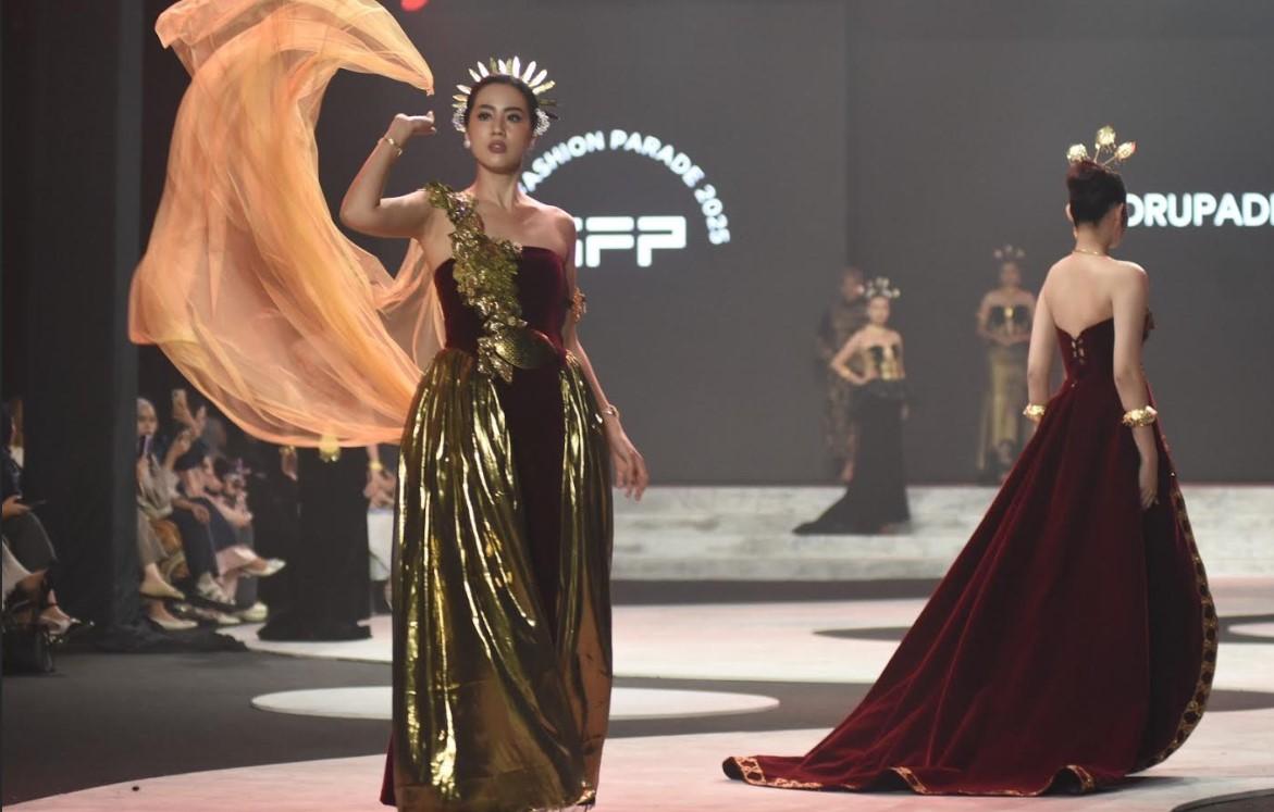 Sejumlah-peragawati-memperagakan-busana-karya-desainer-Lisa-Drupadi-Bianca.jpg