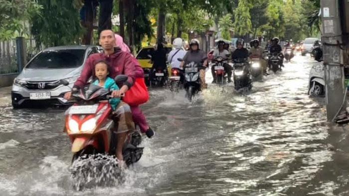 Sejumlah-ruas-jalan-dalam-Kota-Lamongan-tergenang-banjir.jpg