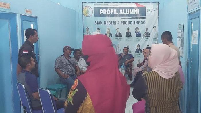 Sejumlah-wali-murid-mendatangi-SMKN-4-Probolinggo-untuk-melakukan-klarifikasi.jpg