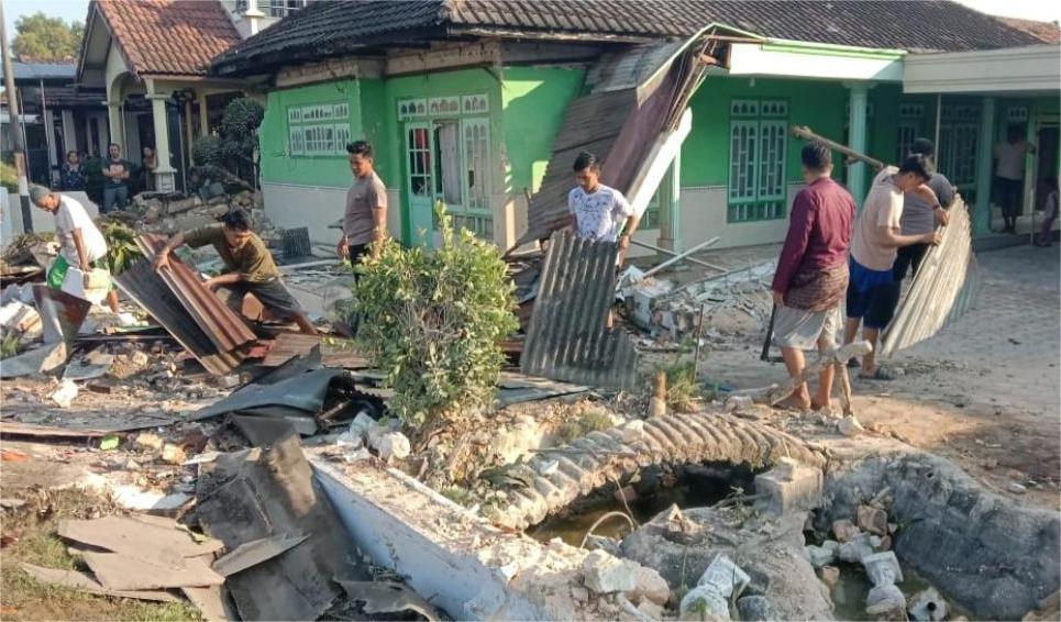 Kecelakaan 2 Mobil PJR dan Ertiga di Akses Suramadu di Bangkalan, Hantam Pagar dan Teras Rumah Warga