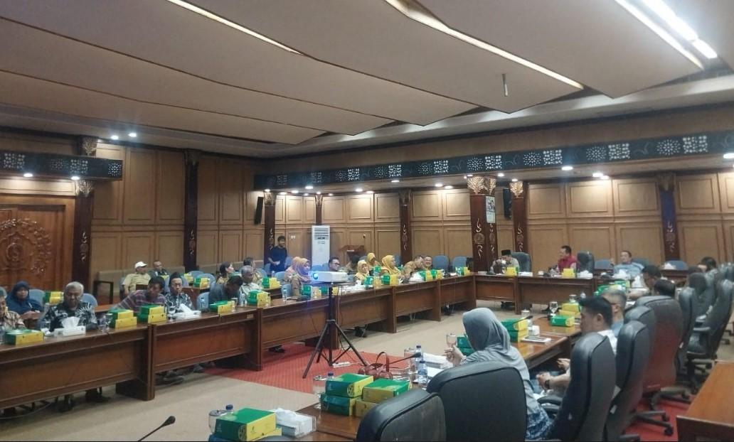 Sejumlah-warga-dan-pihak-perusahaan-saat-menghadiri-hearing.jpg