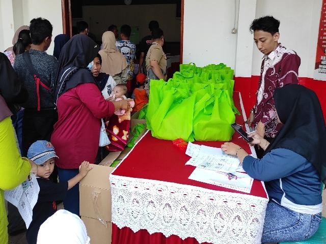 Sejumlah-warga-mengambil-bantuan-pangan-untuk-keluarga.jpg