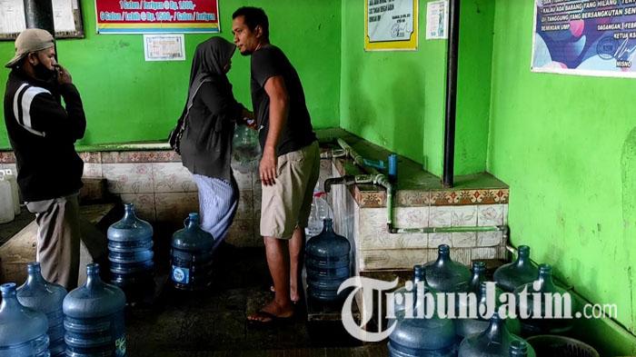 Sejumlah-warga-mengantre-untuk-mendapatkan-air-minum-di-sumber-air-Dusun-Sawahan-madiun.jpg