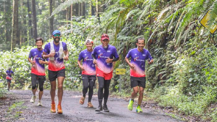 Sekda-Jawa-Tengah-Sumarno-mengikuti-kegiatan-Trail-Run-Baturraden.jpg