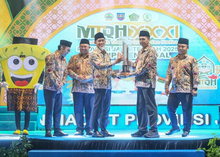 Sekda-Provinsi-Jawa-Tengah-Sumarno-membuka-gelaran-MTQH-XXXI-tingkat-Provinsi-Jateng-2025.jpg