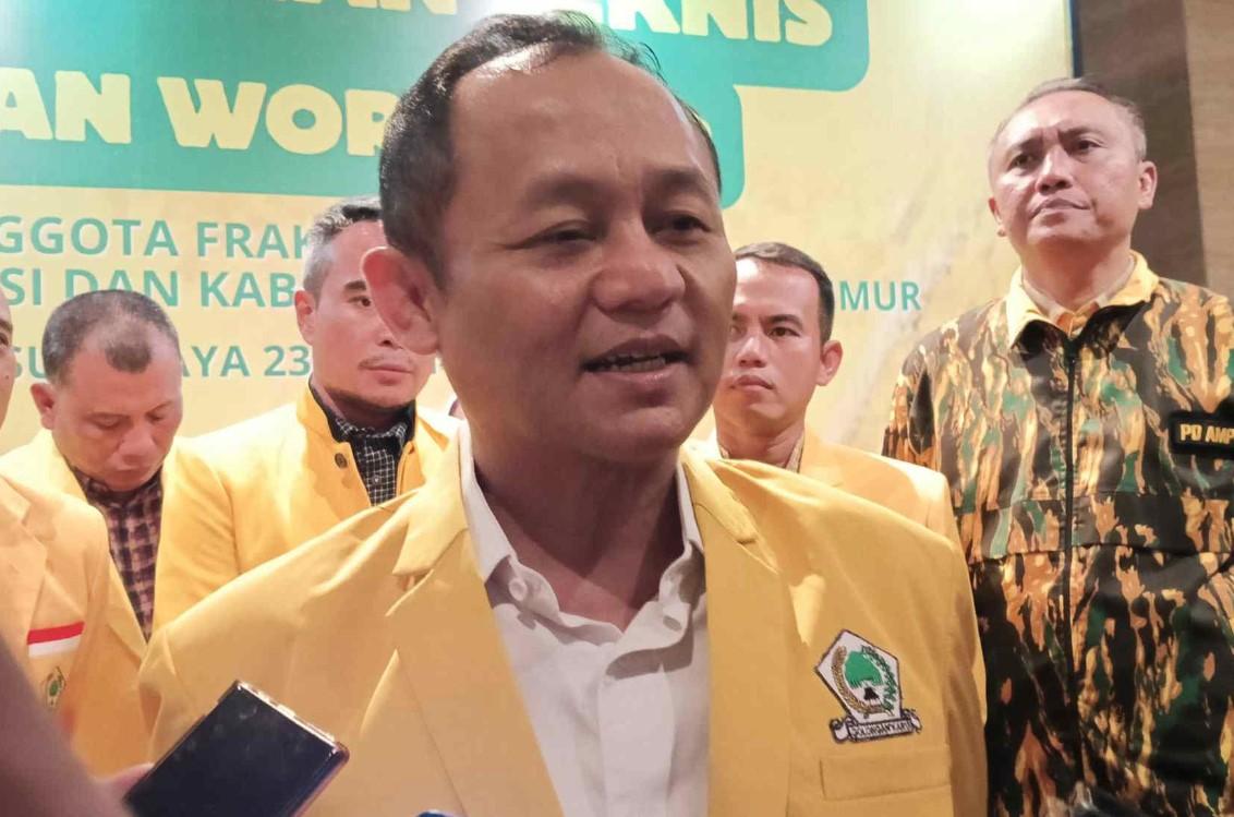 Sekjen-DPP-Partai-Golkar-sekaligus-Ketua-DPD-Golkar-Jatim-M-Sarmuji-saat-diwawancarai.jpg