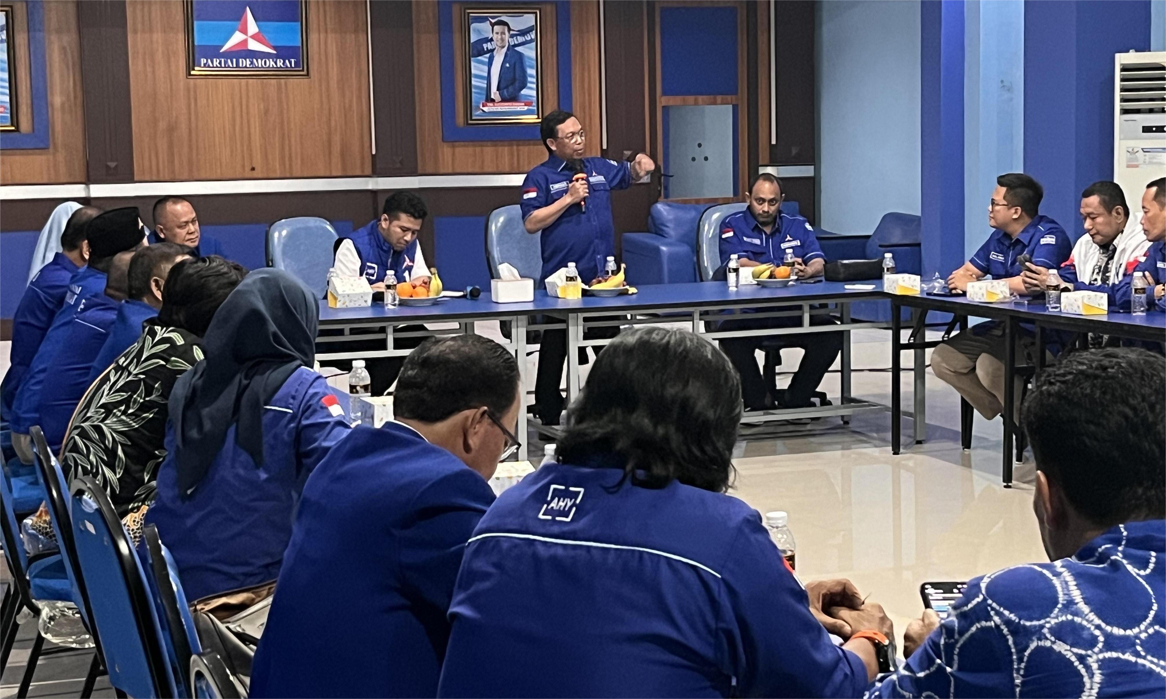 Sekjen-Partai-Demokrat-Herman-Khaeron-saat-menemui-jajaran-pengurus-harian.jpg