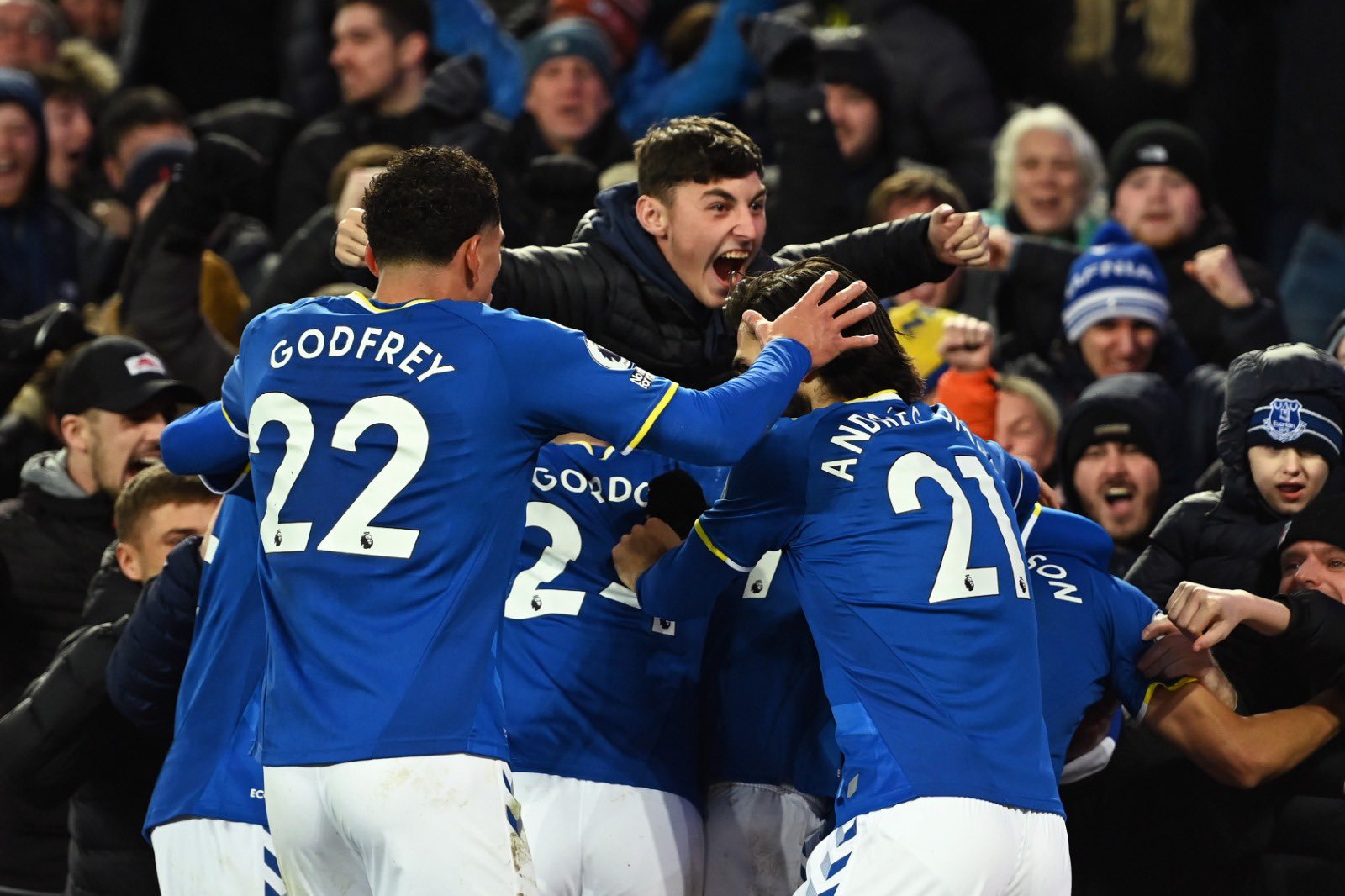 Selebrasi-pemain-Everton-usai-menundukkan-Arsenal-di-Liga-Inggris-2021-2022.jpg