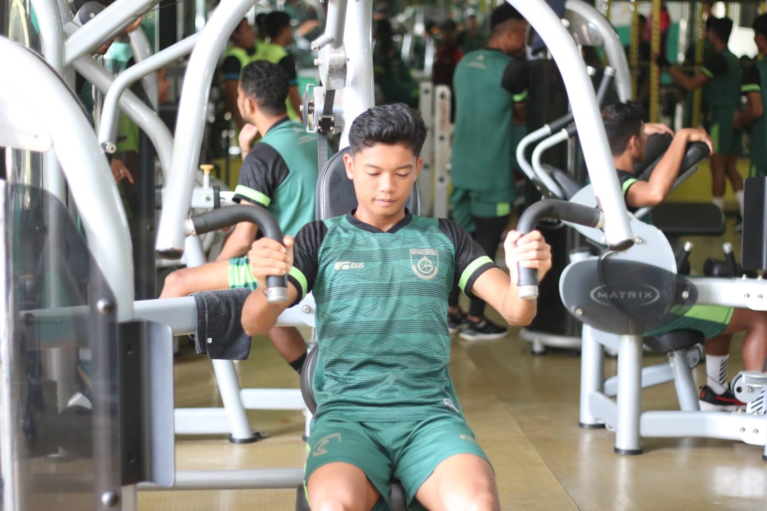 Seorang-pemain-Gresik-United-menjalani-latihan-di-salah-satu-tempat-pusat-kebugaran.jpg