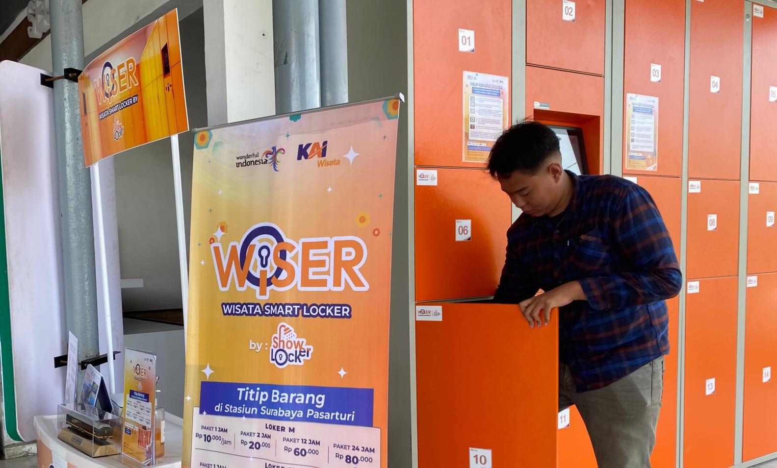 Seorang-penumpang-KA-membuka-loker-digital-WISER.jpg