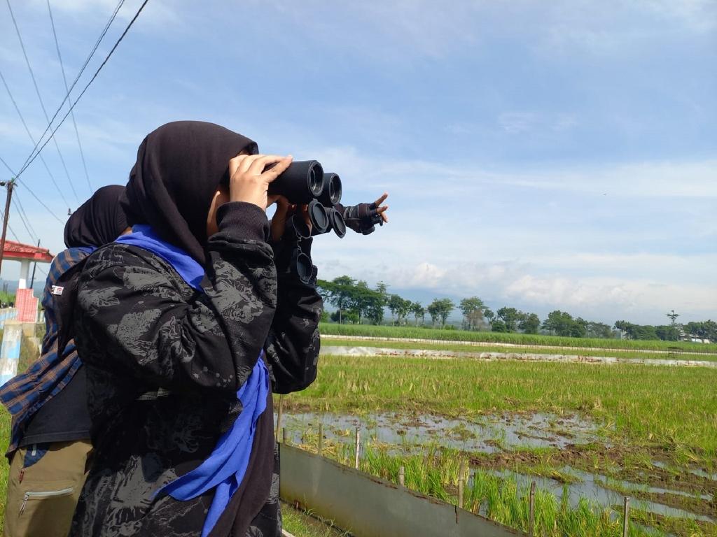 Seorang-peserta-pengamatan-burung-Bird-Walk.jpg