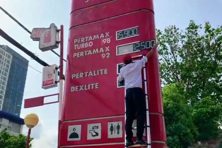 Seorang-petugas-SPBU-mencopot-papan-harga-bensin-Pertamax-92.jpg