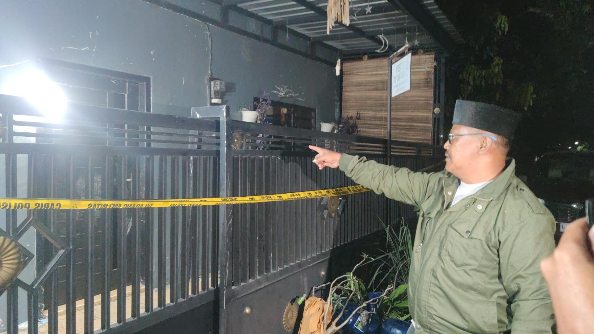 Seorang-warga-menunjukkan-lokasi-rumah-yang-terbakar-di-Dusun-Manggarejo.jpg