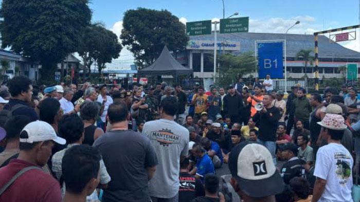 Antre Berhari-hari di Pelabuhan Ketapang, Sopir Tronton Keluhkan Air Mati hingga Tak Ada Kamar Mandi