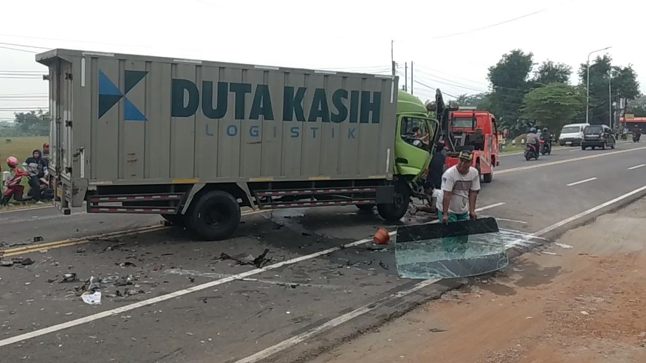 Serpihan-kaca-Truk-nopol-L-8774-UU-tengah-dibersihkan.jpg