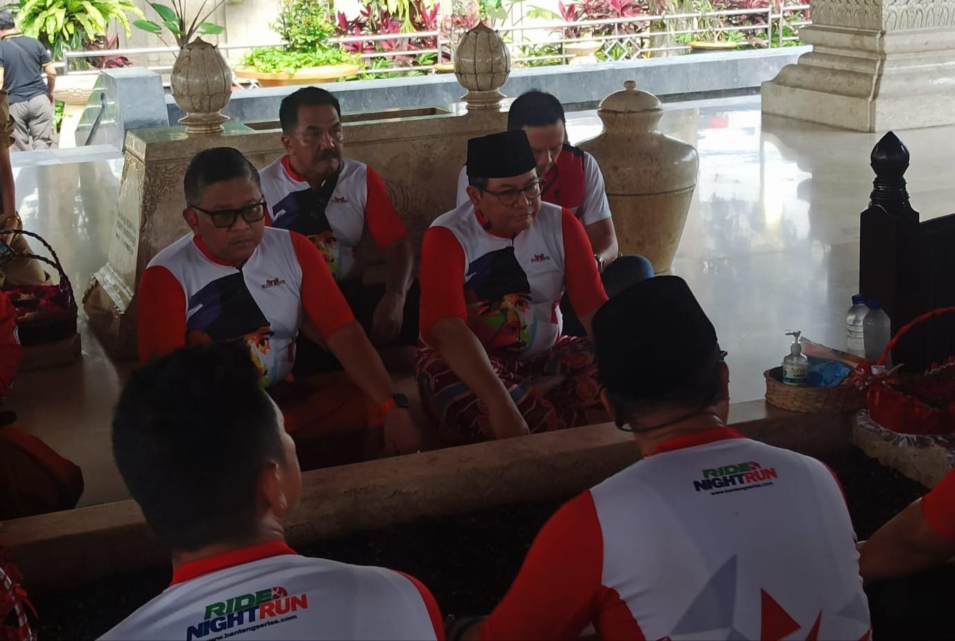 Seskab-Pramono-Anung-didampingi-Sekjen-PDIP-Hasto-Kristiyanto-berziarah-di-Makam-Bung-Karno.jpg