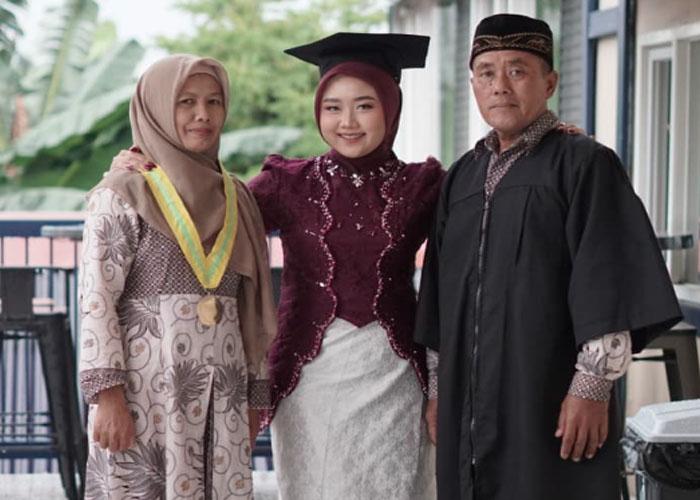 Shinta-Dwi-Nur-Andani-dan-kedua-orangtuanya-saat-berfoto-usai-lulus-kuliah-D3-Itskes-Jombang.jpg