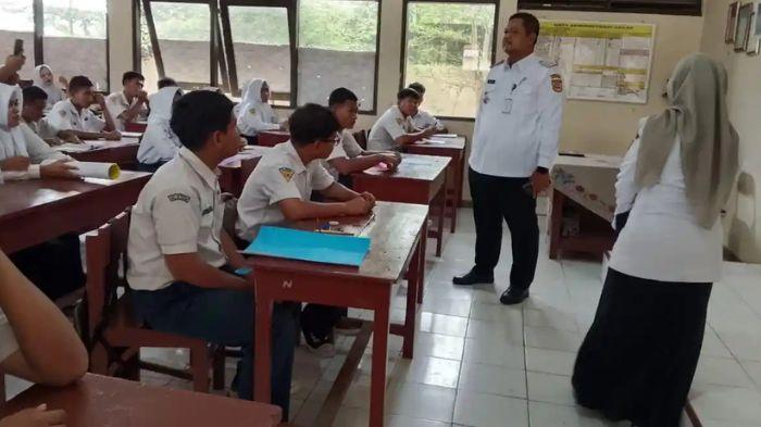 Sidak-ke-SMPN-2-Mojolaban-menuai-sorotan-lantaran-yang-dipergoki-bolos-guru-bukan-siswa.jpg