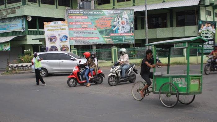 BERITA TERPOPULER JATIM: Apotek di Tulungagung Disomasi LSM hingga Proyek Betonisasi Jalan Sidoarjo