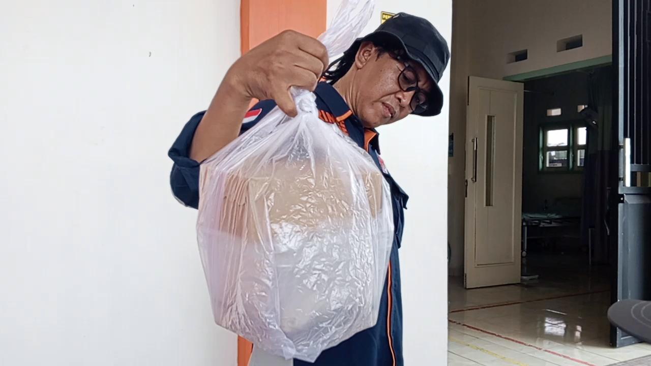 Sisa-nasi-berkat-yang-diamankan-polisi-untuk-diuji-di-laboratorium.jpg