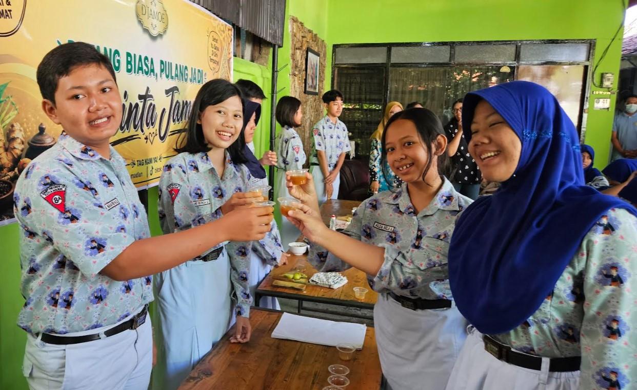 Siswa-SMPN-13-Kota-Madiun-saat-belajar-membuat-jamu.jpg