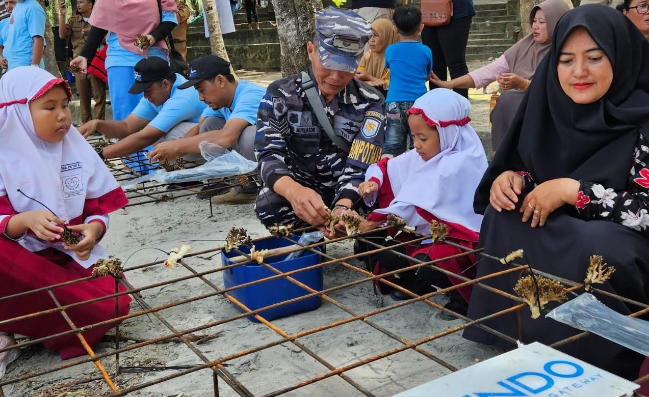 Siswa-Sekolah-Dasar-di-Trenggalek-bersama-Bintara-Pembina-Potensi-Maritim.jpg