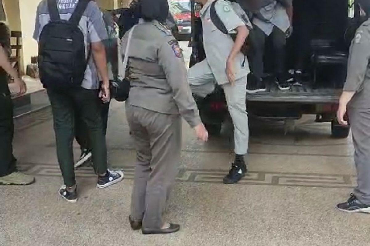 Siswa-sekolah-bolos-dan-ditangkap-SAtpol-PP-di-Bangkalan.jpg
