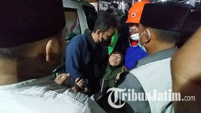 Siti-ibunda-Firman-Nur-korban-tewas-dalam-ambruknya-Gedung-Ponpes-Al-Khoziny-Sidoarjo-pingsan.jpg