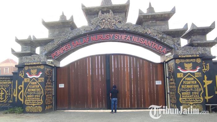 Situasi-di-depan-pintu-gerbang-Ponpes-Nuswantoro-milik-Gus-Samsudin-di-Blitar.jpg